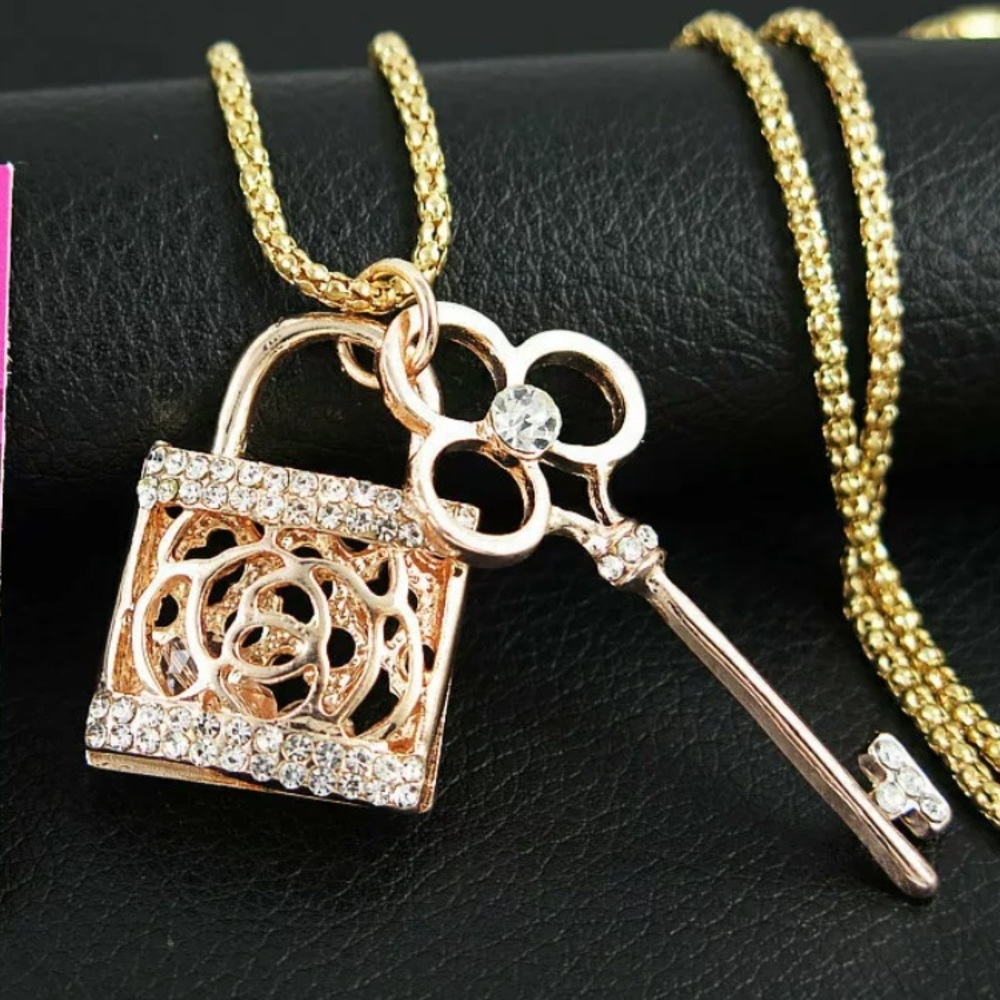 NWT LOCK & KEY NECKLACE